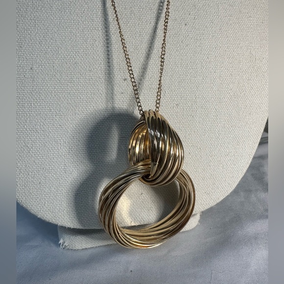Long modern goldtone chain and circles necklace - Picture 5 of 7